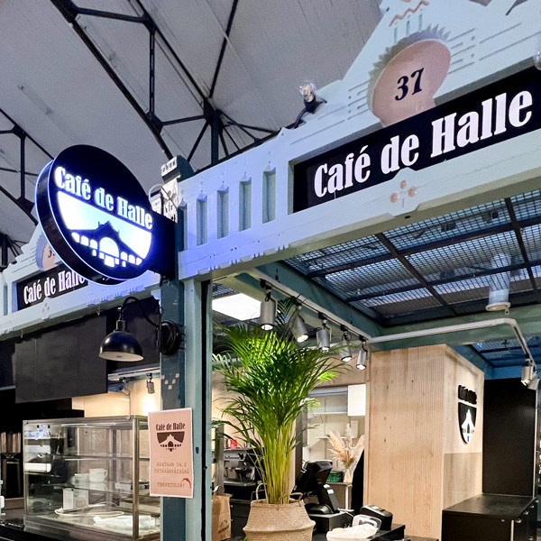 Valomainos Cafe de Halle sekä kohologot ja tehosteseinät myymälään.