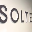 Kirjainlogo toimiston seinälle Solteq
