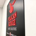 Pelican Rouge kohologo logokyltti seinäkiinnitys