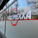 Logoteippaus toimitilan ikkunaan Tampere.